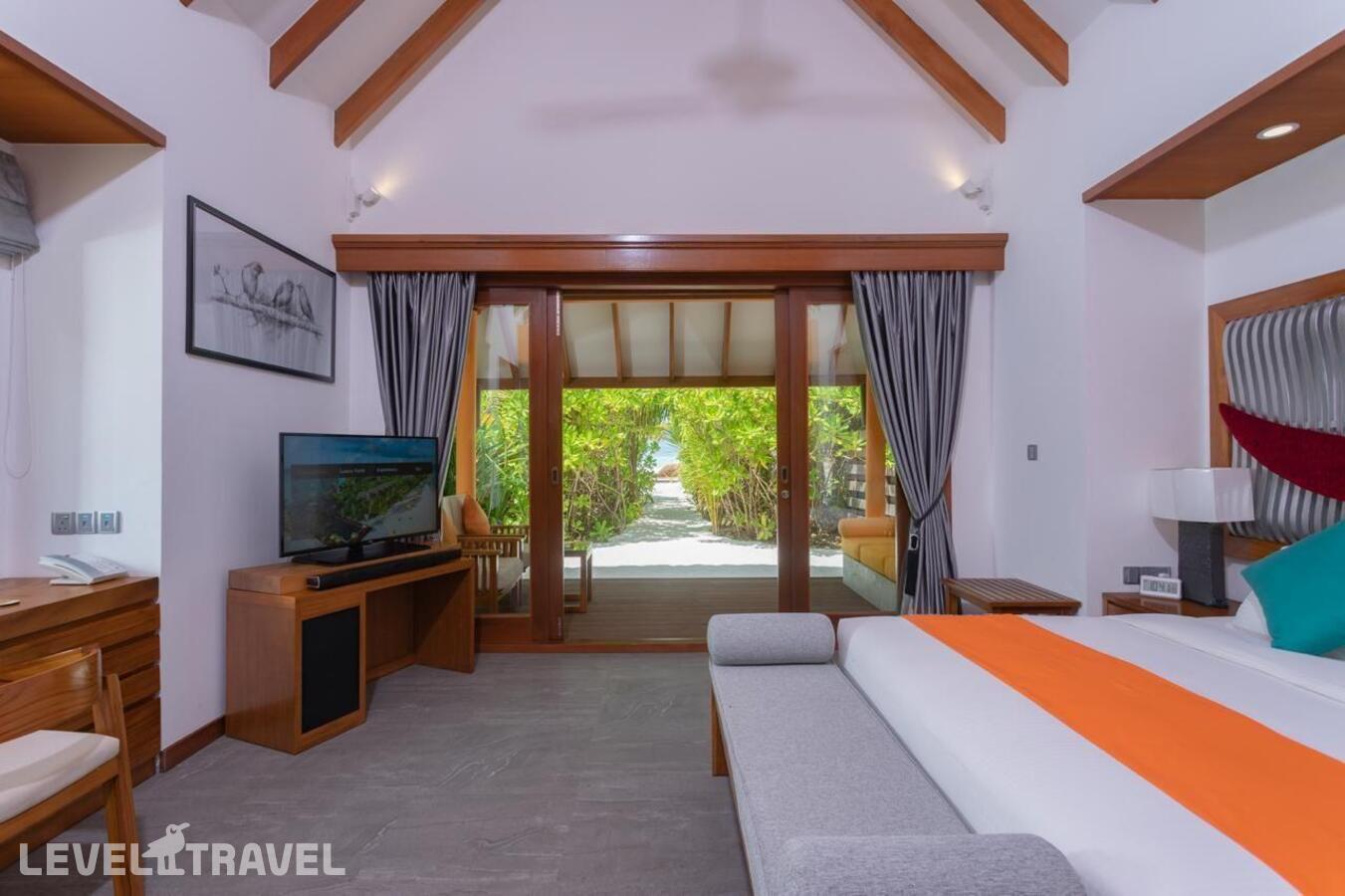 фотографии номера Пляжная вилла Sunrise отеля Dhigufaru Island Resort в Мальдивы(Баа Атолл) - фото №2