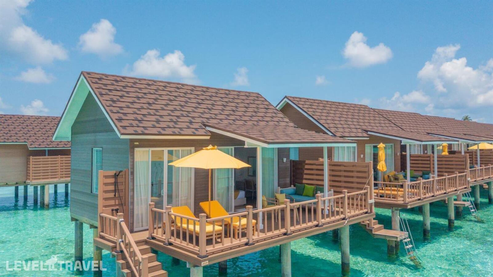 фотографии номера Вилла на воде Sunrise отеля Dhigufaru Island Resort в Мальдивы(Баа Атолл) - фото №1