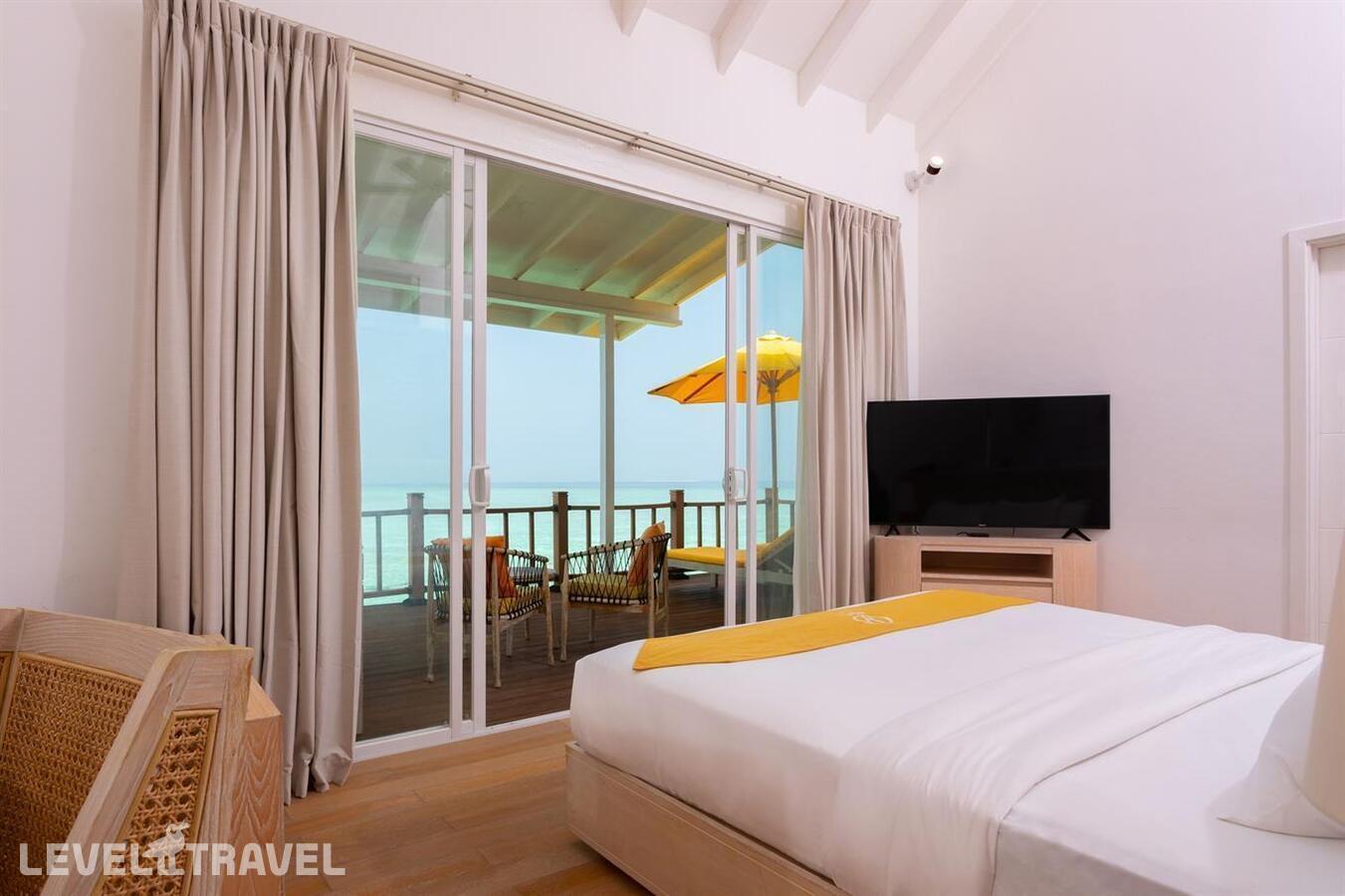 фотографии номера Вилла на воде Sunrise отеля Dhigufaru Island Resort в Мальдивы(Баа Атолл) - фото №4