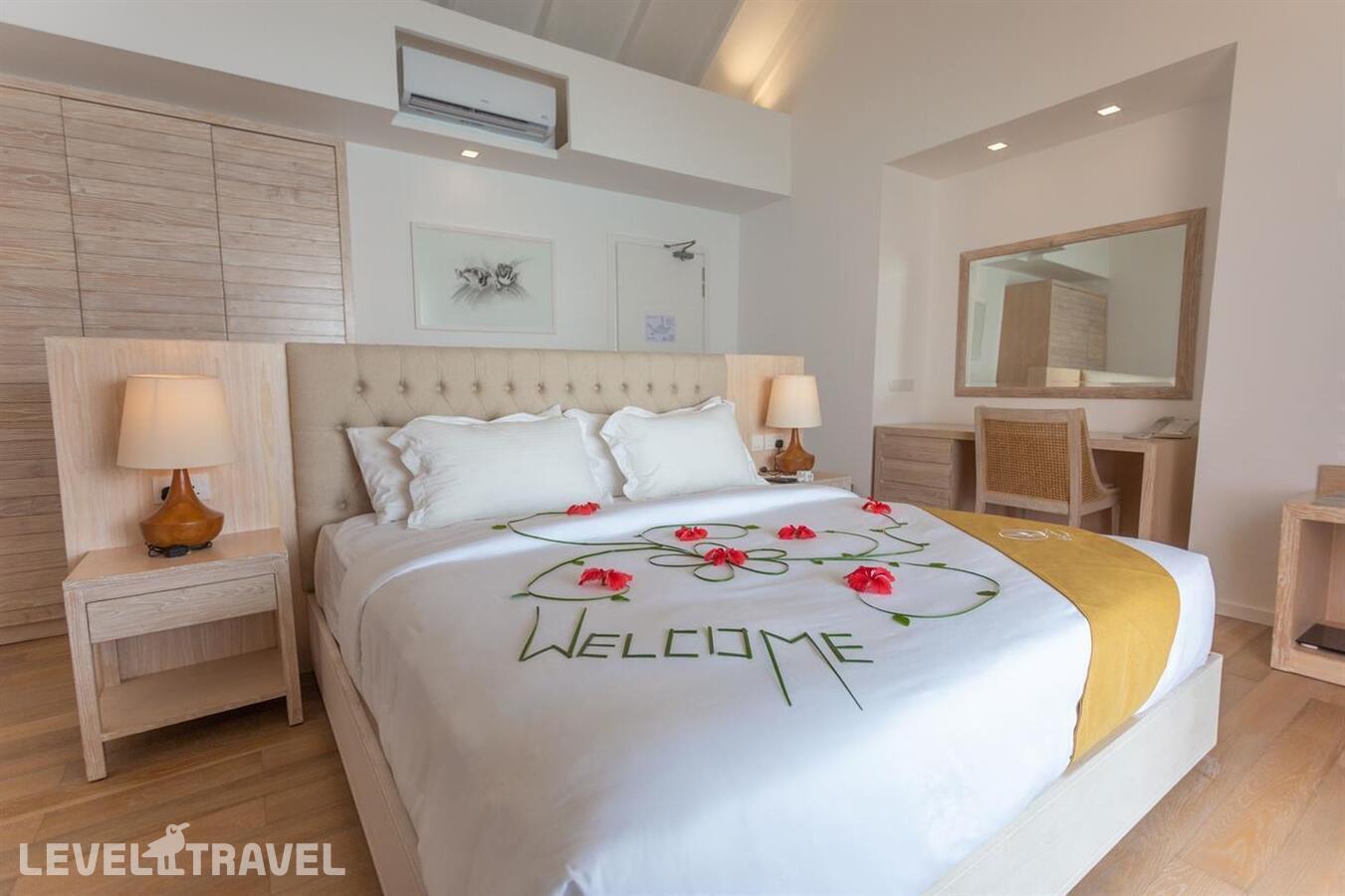 фотографии номера Вилла на воде Sunrise отеля Dhigufaru Island Resort в Мальдивы(Баа Атолл) - фото №2