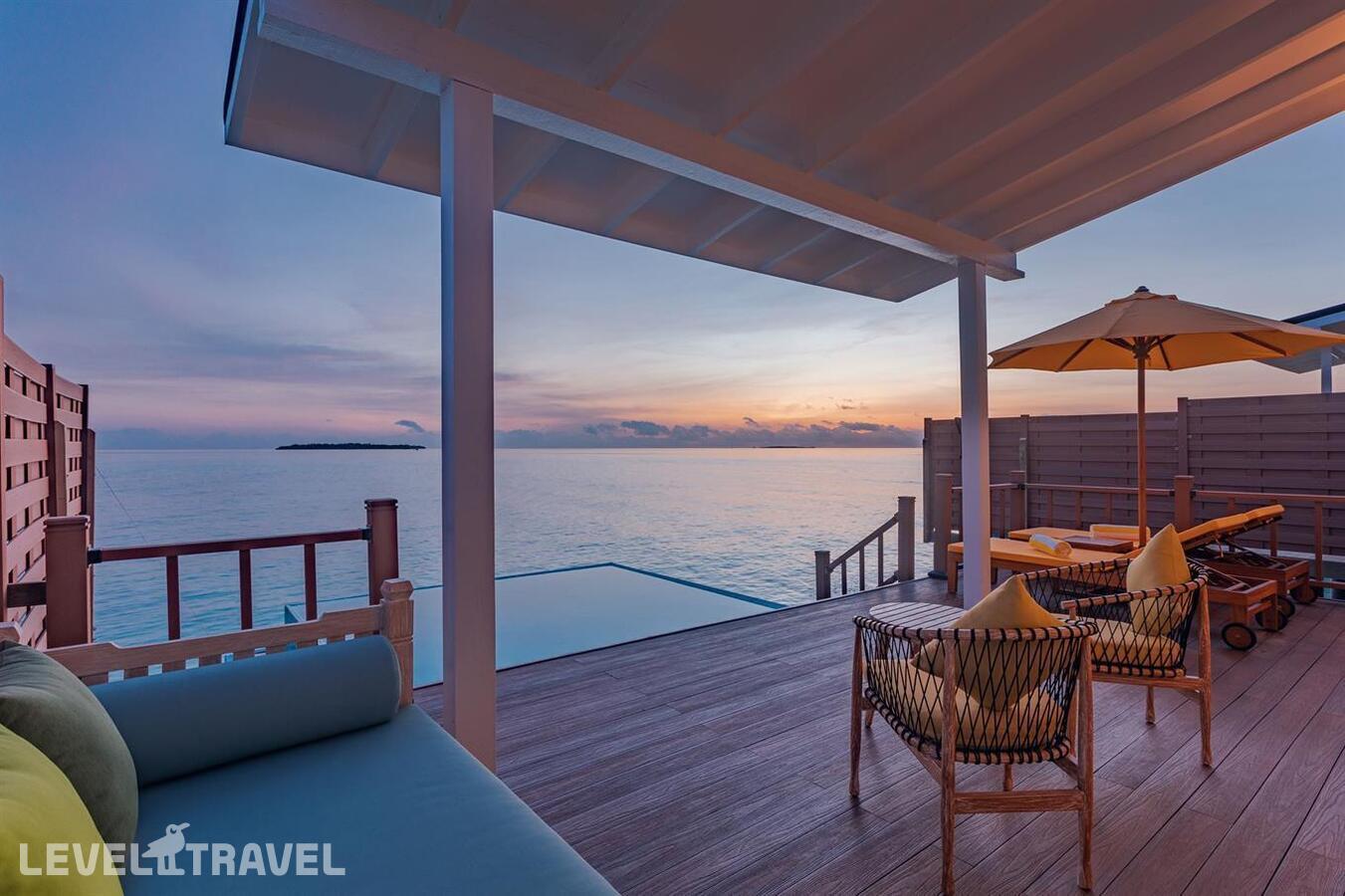 фотографии номера Вилла на воде Sunset с бассейном отеля Dhigufaru Island Resort в Мальдивы(Баа Атолл) - фото №2
