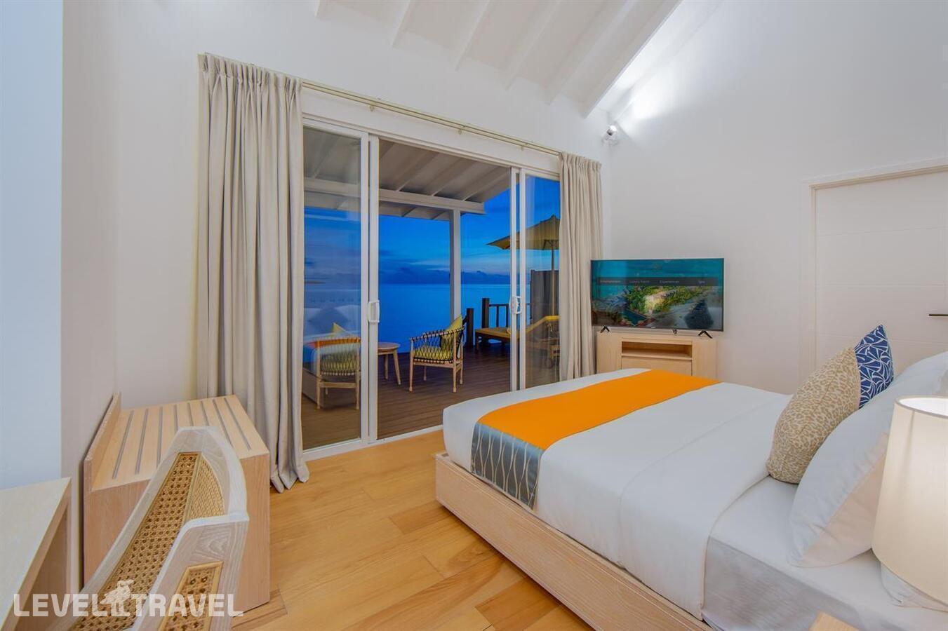 фотографии номера Вилла на воде Sunset с бассейном отеля Dhigufaru Island Resort в Мальдивы(Баа Атолл) - фото №3