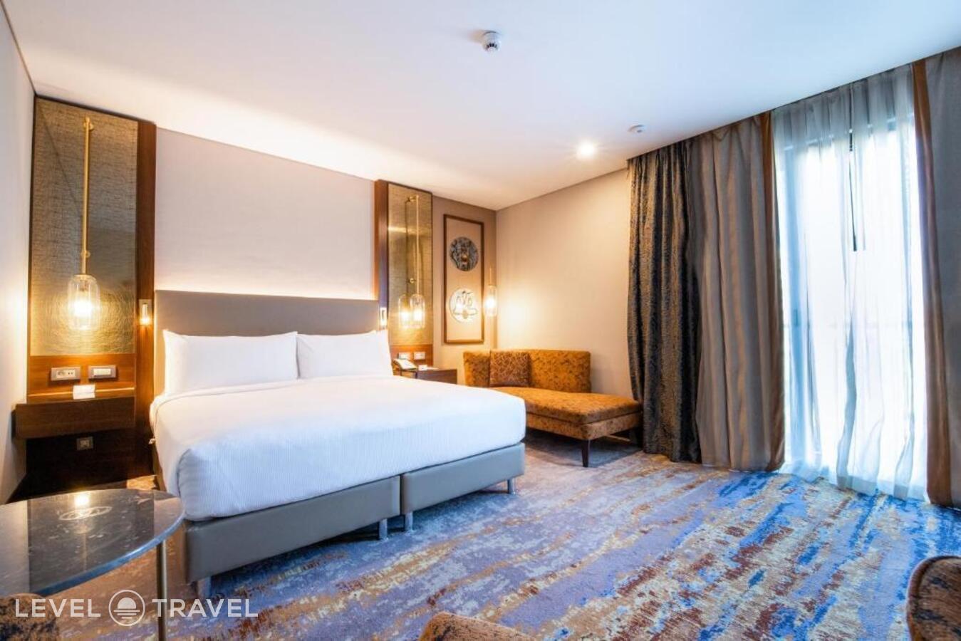 фотографии номера Улучшенный (двуспальная кровать) отеля Doubletree By Hilton Antalya City Centre в Турция(Анталья) - фото №29