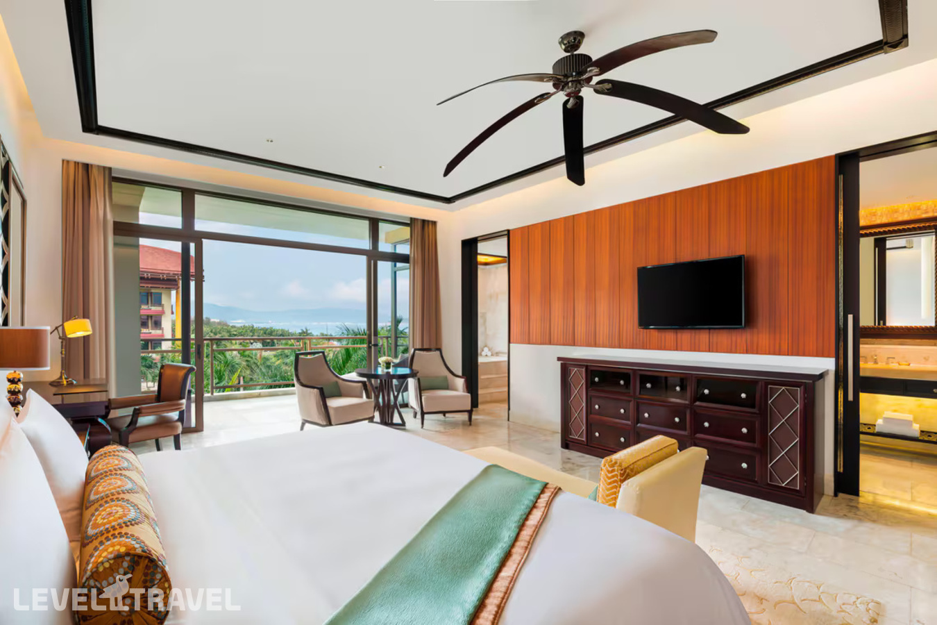 фотографии номера Стандартный с видом на бассейн отеля The St. Regis Sanya Yalong Bay в Китай(Ялонг Бэй) - фото №2