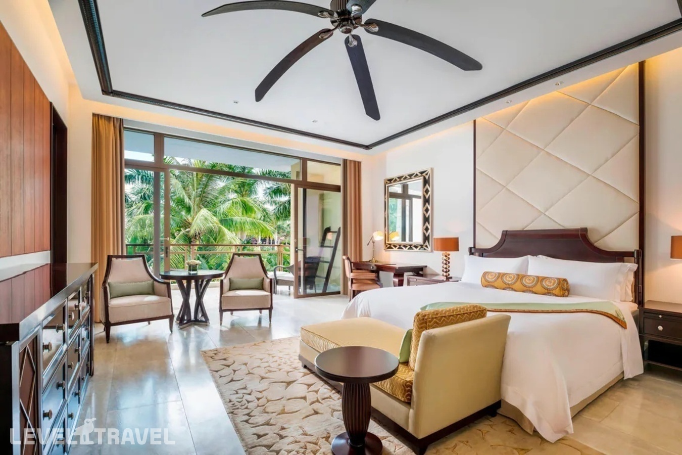 фотографии номера Стандартный с видом на бассейн отеля The St. Regis Sanya Yalong Bay в Китай(Ялонг Бэй) - фото №1