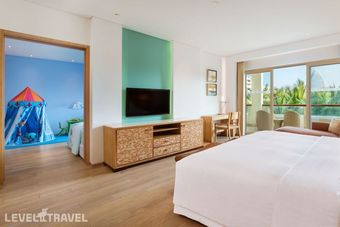 фотографии номера Семейный люкс с видом на сад (2 спальни) отеля Sheraton Sanya Haitang Bay Resort в Китай(Хайтанг Бэй) - фото №1