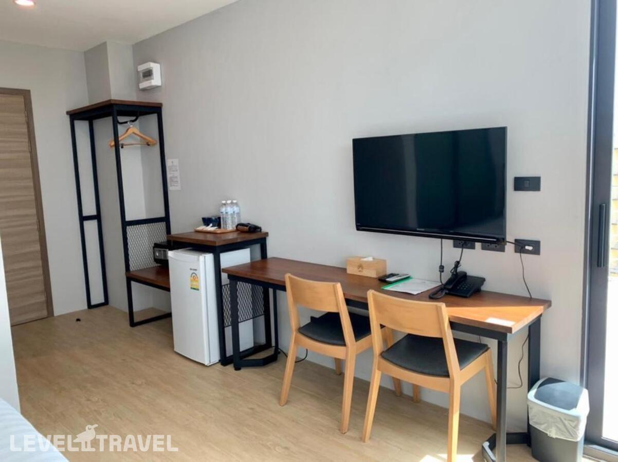 фотографии номера Делюкс с видом на бассейн отеля Atom Phuket Hotel в Таиланд(Най Янг Бич) - фото №10