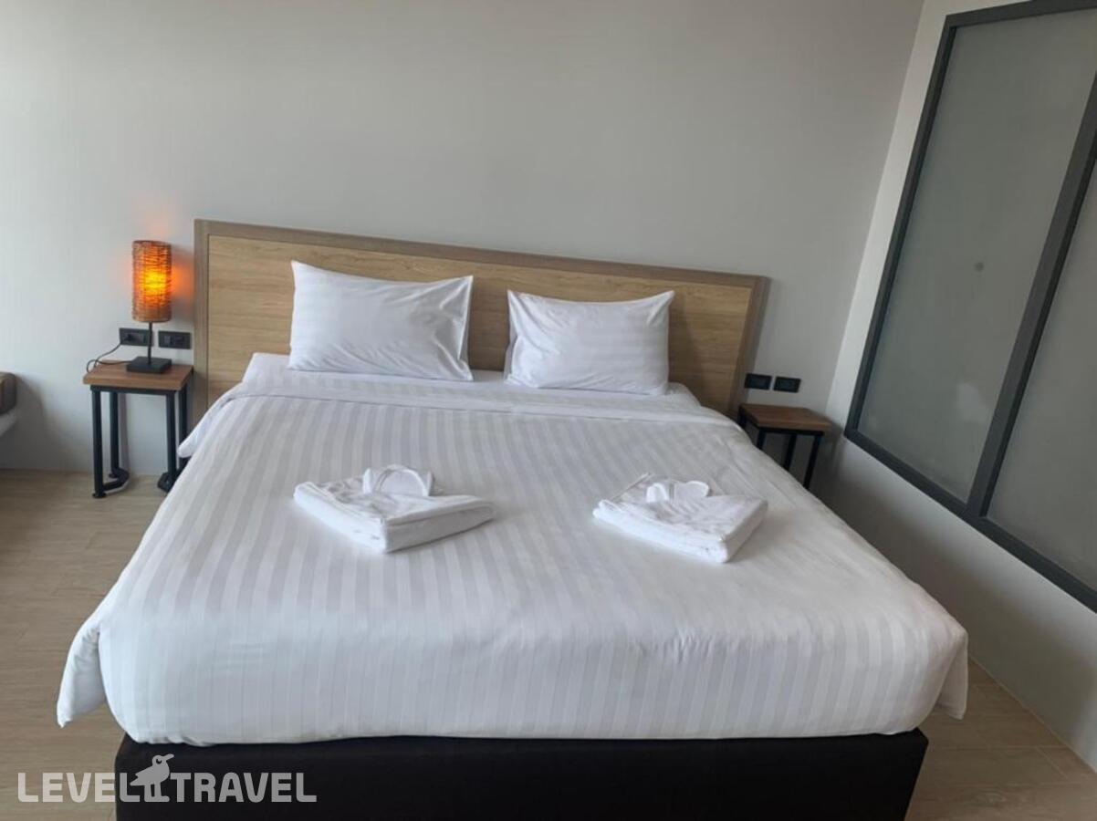 фотографии номера Делюкс с видом на бассейн отеля Atom Phuket Hotel в Таиланд(Най Янг Бич) - фото №14