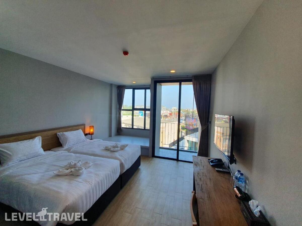 фотографии номера Делюкс с видом на бассейн отеля Atom Phuket Hotel в Таиланд(Най Янг Бич) - фото №2
