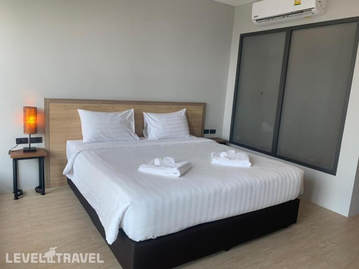 фотографии номера Делюкс с видом на бассейн отеля Atom Phuket Hotel в Таиланд(Най Янг Бич) - фото №13
