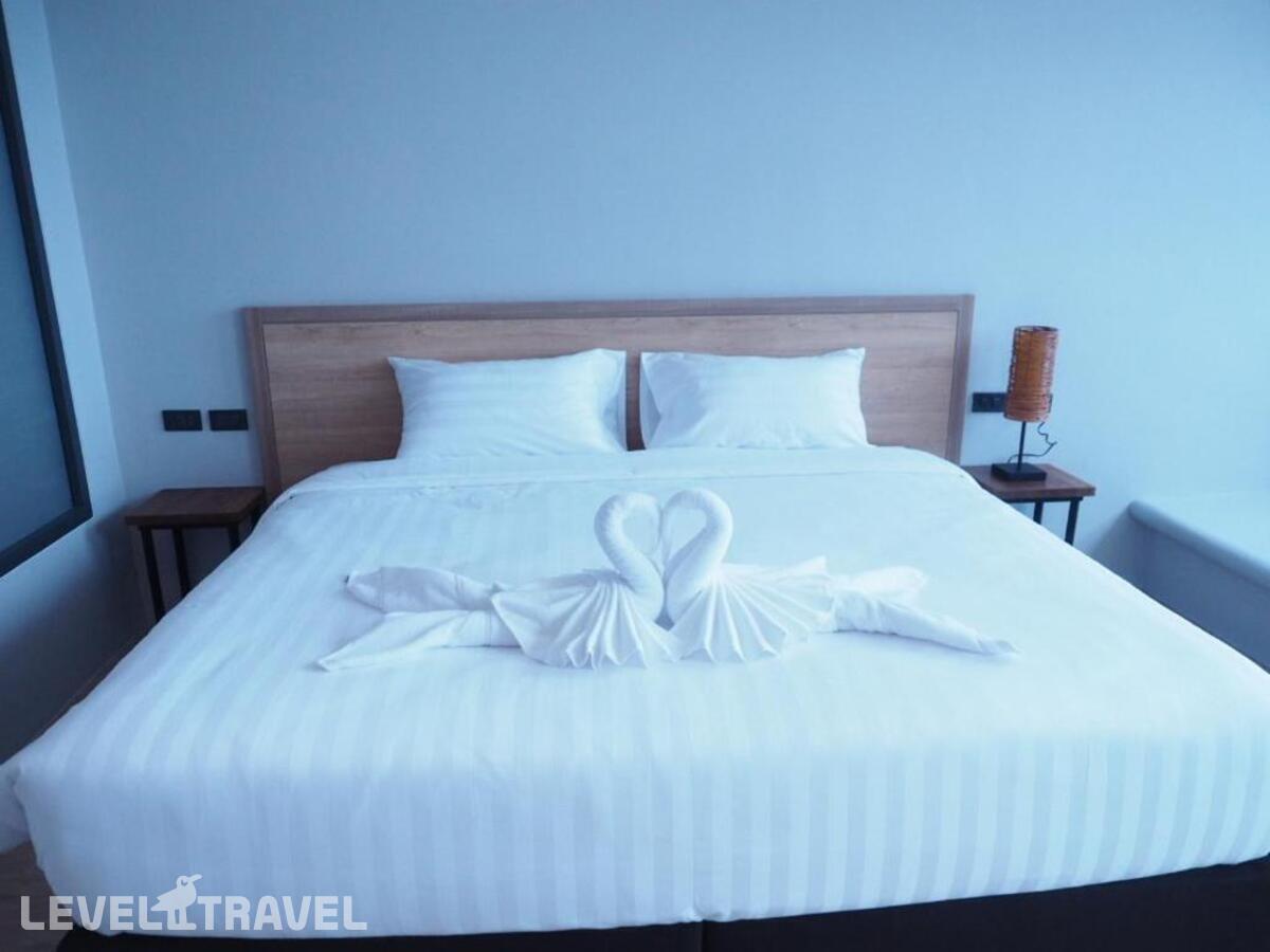 фотографии номера Делюкс с видом на бассейн отеля Atom Phuket Hotel в Таиланд(Най Янг Бич) - фото №6