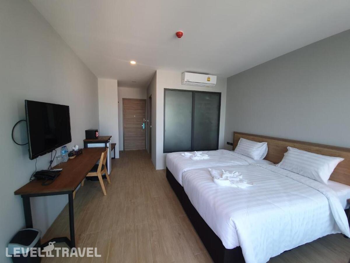 фотографии номера Делюкс с видом на бассейн отеля Atom Phuket Hotel в Таиланд(Най Янг Бич) - фото №1