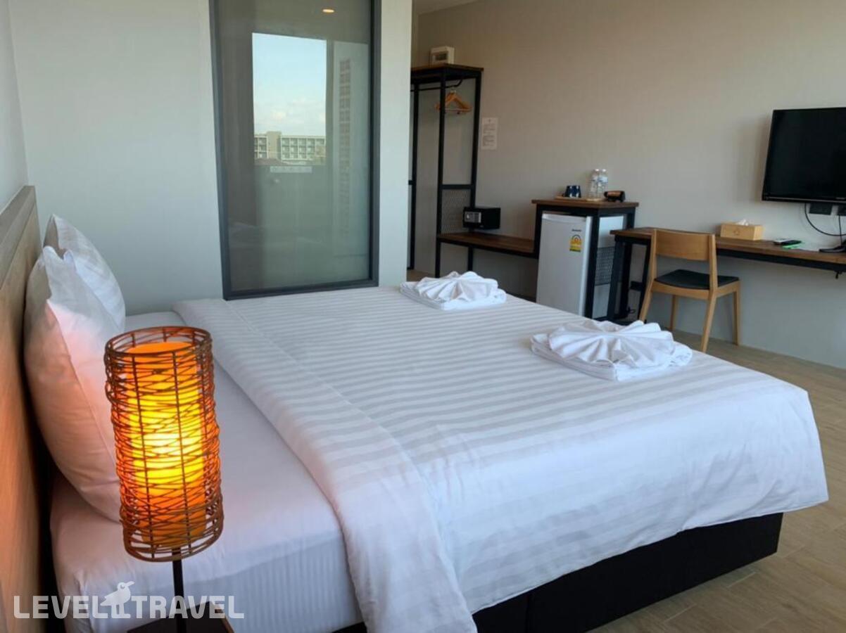 фотографии номера Делюкс с видом на бассейн отеля Atom Phuket Hotel в Таиланд(Най Янг Бич) - фото №11