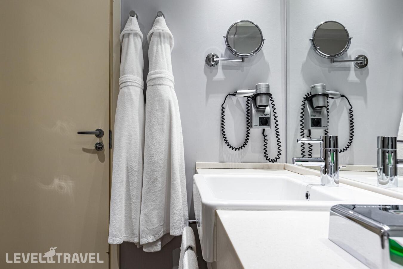 фотографии номера Делюкс отеля Московские Ворота (Бывш. Holiday Inn Московские Ворота) в Россия(Московский район) - фото №18