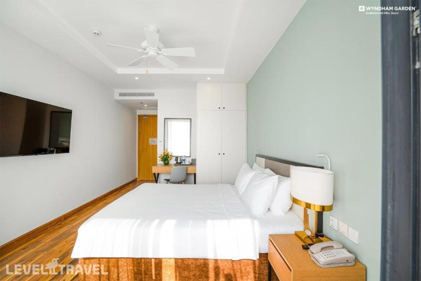 фотографии номера Улучшенный с видом на бассейн отеля Wyndham Garden Grandworld Phu Quoc в Вьетнам(Фукуок) - фото №1