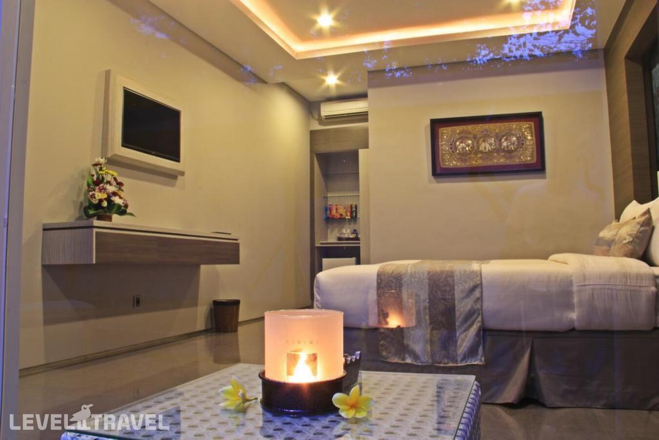 фотографии номера Делюкс с видом на бассейн отеля Transera Kamini Legian Hotel в Индонезия(Семиньяк) - фото №2