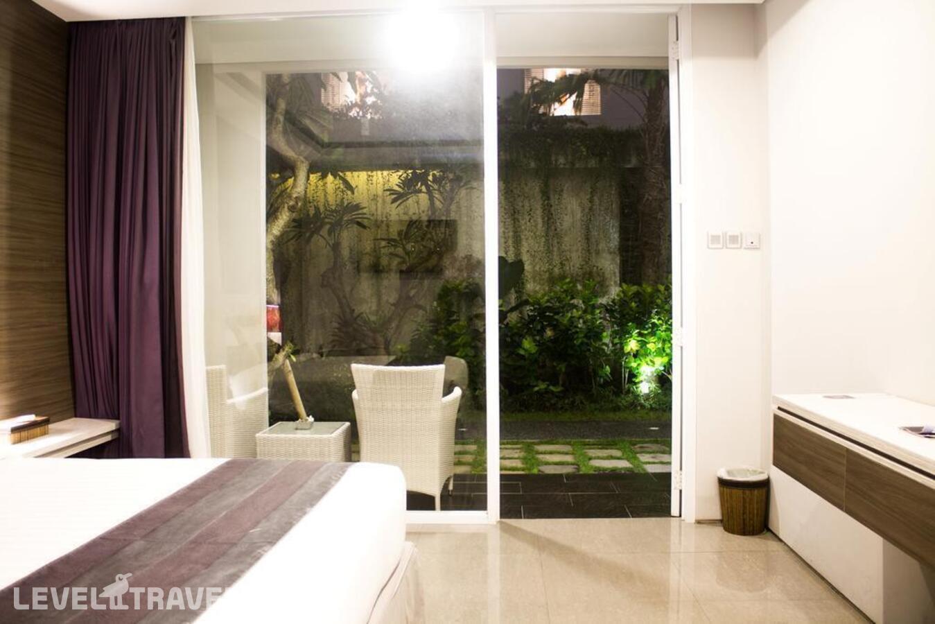 фотографии номера Делюкс с видом на бассейн отеля Transera Kamini Legian Hotel в Индонезия(Семиньяк) - фото №4