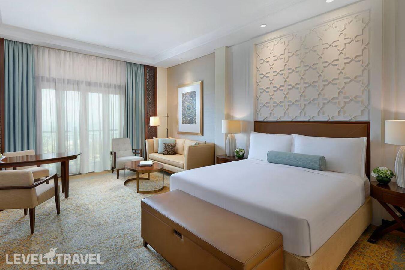 фотографии номера Семейный с видом на сад отеля The Ritz-Carlton Dubai в ОАЭ(Дубай Марина) - фото №1