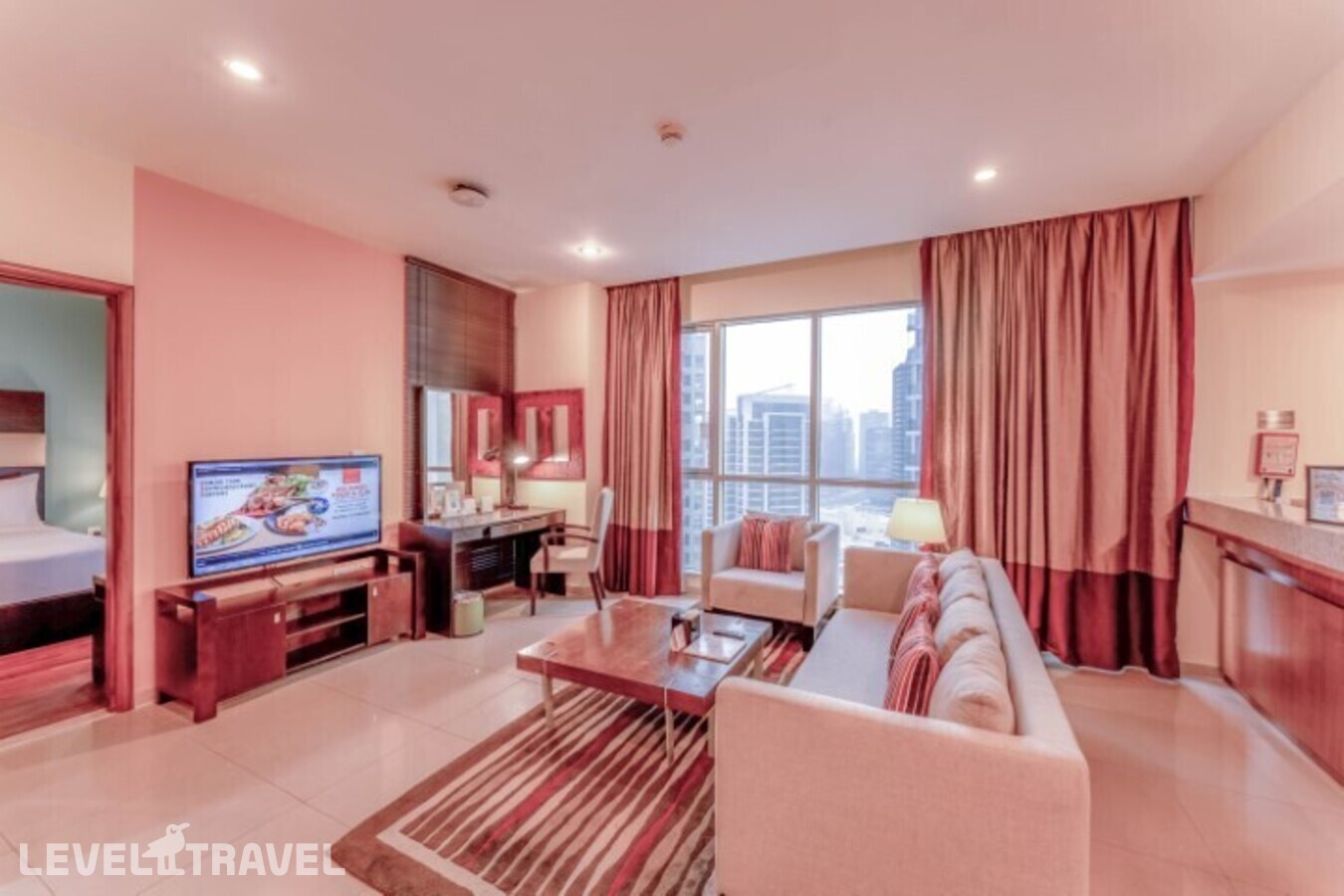 фотографии номера Люкс с видом на фонтан (для курящих) отеля Ramada Downtown Dubai в ОАЭ(Даунтаун Дубай) - фото №1