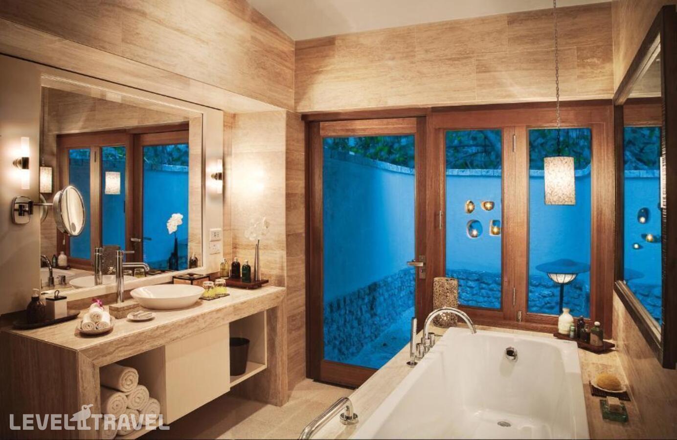 фотографии номера Вилла Делюкс (две отдельные кровати) отеля Taj Coral Reef Resort & Spa в Мальдивы(Северный Мале Атолл) - фото №5