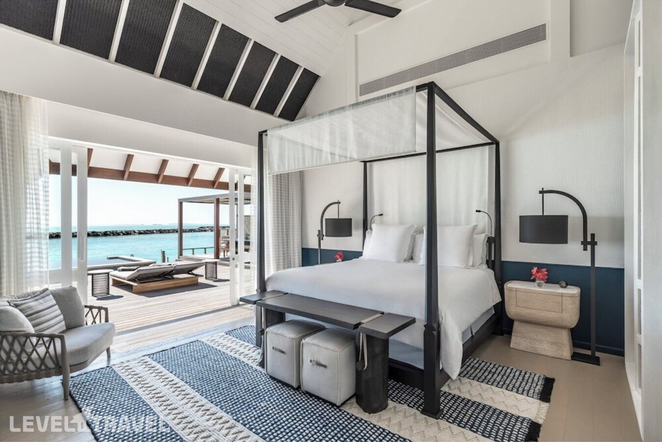 фотографии номера Люкс на воде Sunrise (2 спальни) отеля Four Seasons Resort Landaa Giravaru в Мальдивы(Баа Атолл) - фото №1