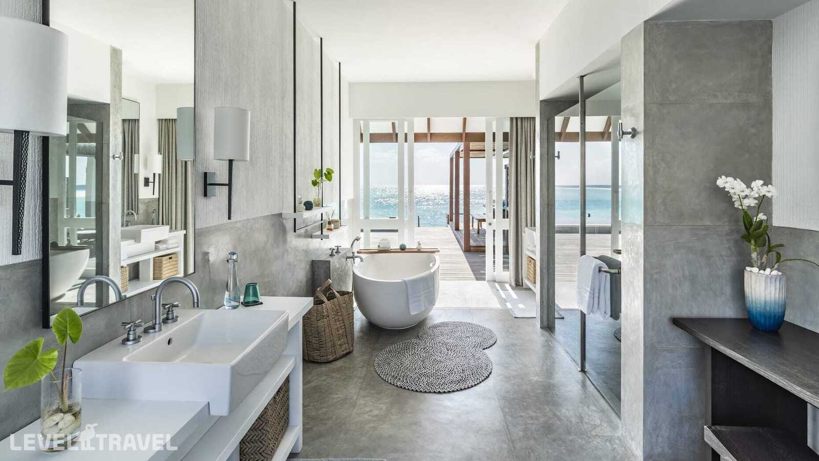 фотографии номера Люкс на воде Sunset (2 спальни) отеля Four Seasons Resort Landaa Giravaru в Мальдивы(Баа Атолл) - фото №3