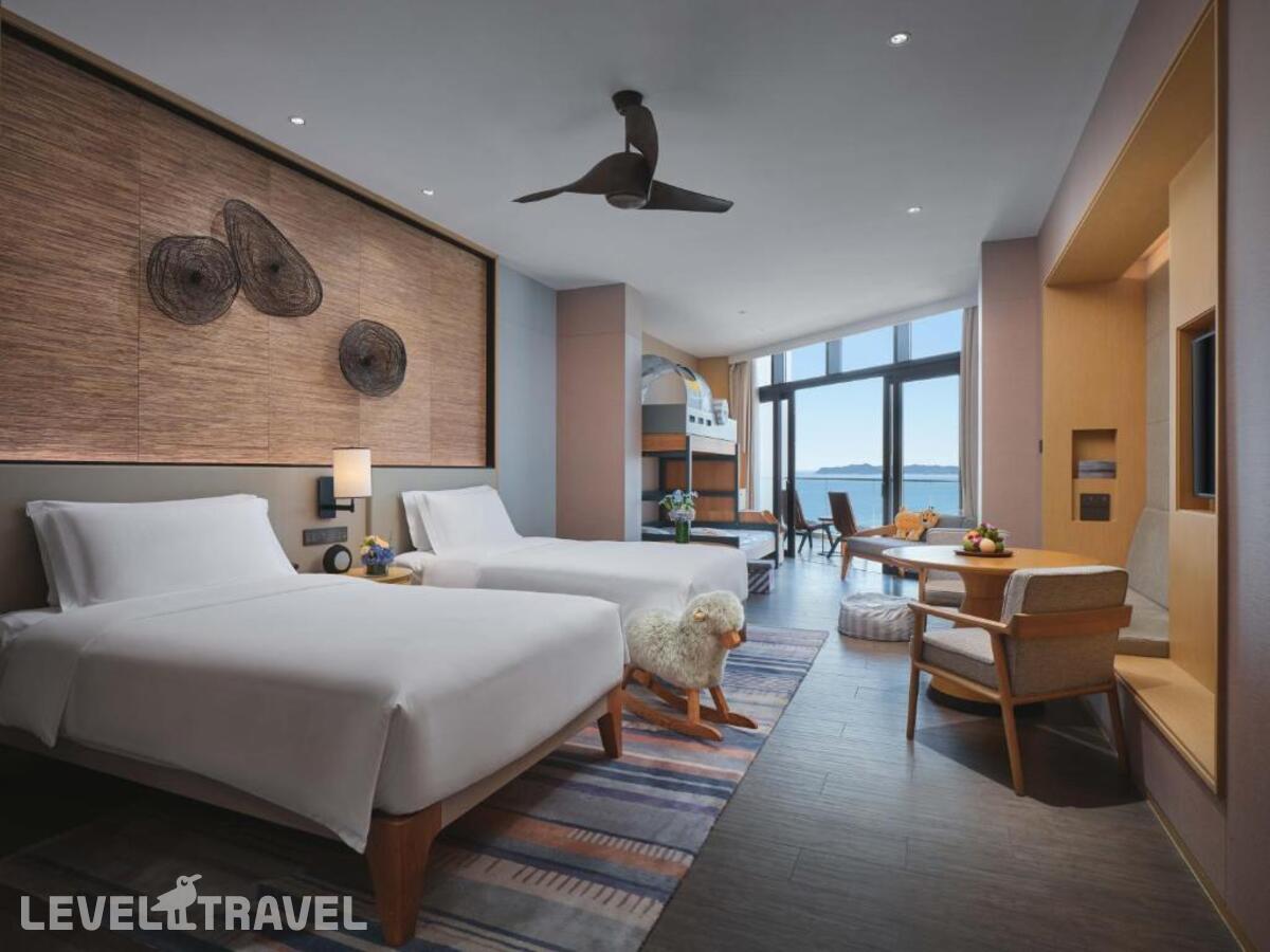 фотографии номера Семейный с балконом и видом на море отеля Crowne Plaza Sanya Haitang Bay Resort, An Ihg Hotel в Китай(Хайтанг Бэй) - фото №1