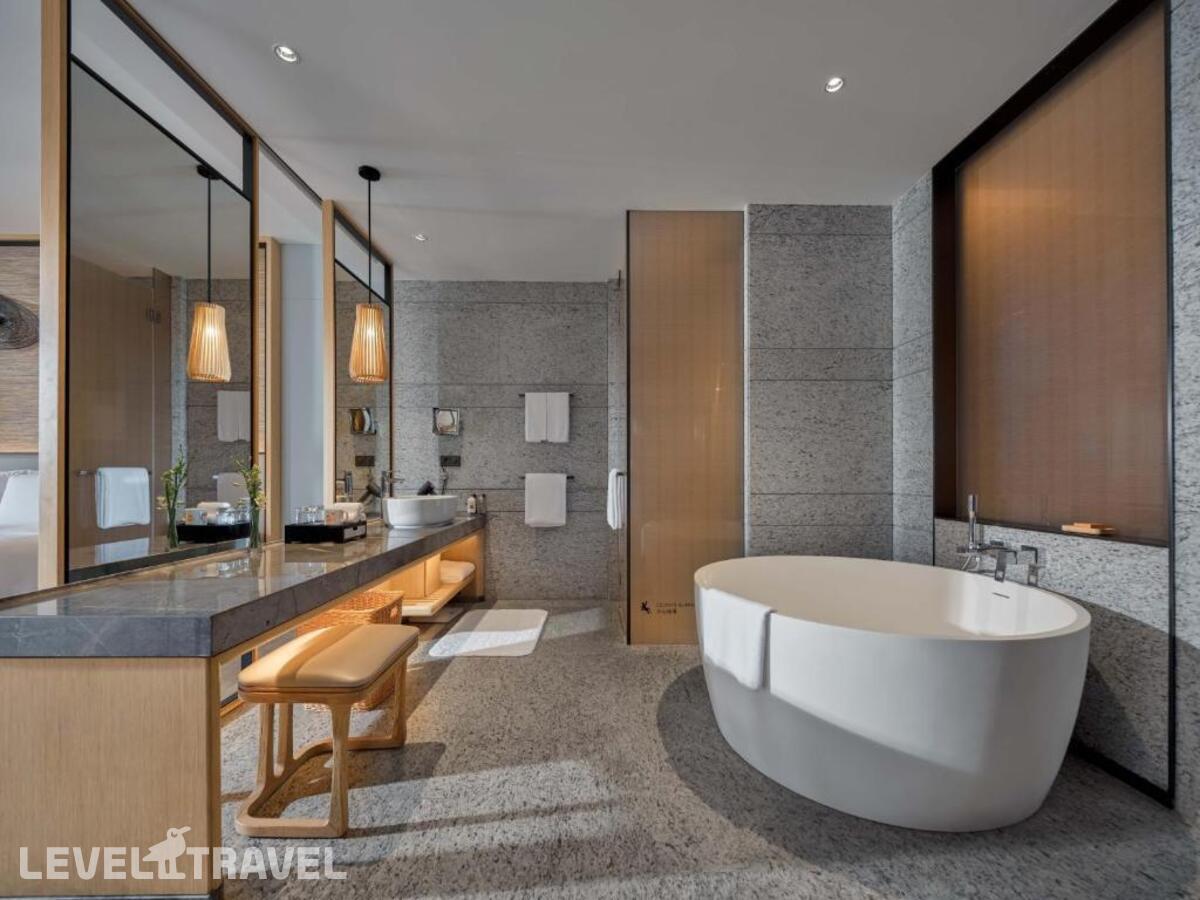 фотографии номера Семейный с балконом и видом на море отеля Crowne Plaza Sanya Haitang Bay Resort, An Ihg Hotel в Китай(Хайтанг Бэй) - фото №2