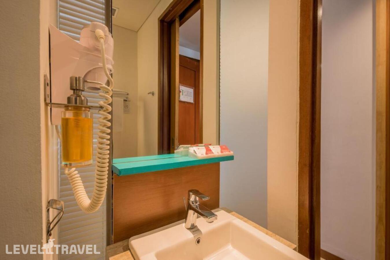 фотографии номера Делюкс с балконом (две односпальные кровати) отеля The One Legian Hotel в Индонезия(Кута) - фото №3