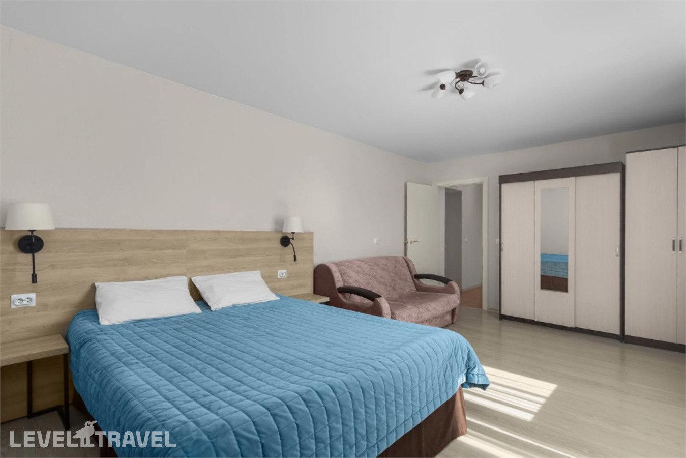 фотографии номера Двухместная студия Comfort Plus с видом на внутренний двор двуспальная кровать отеля Отель Академия в Россия(Калининский район) - фото №5