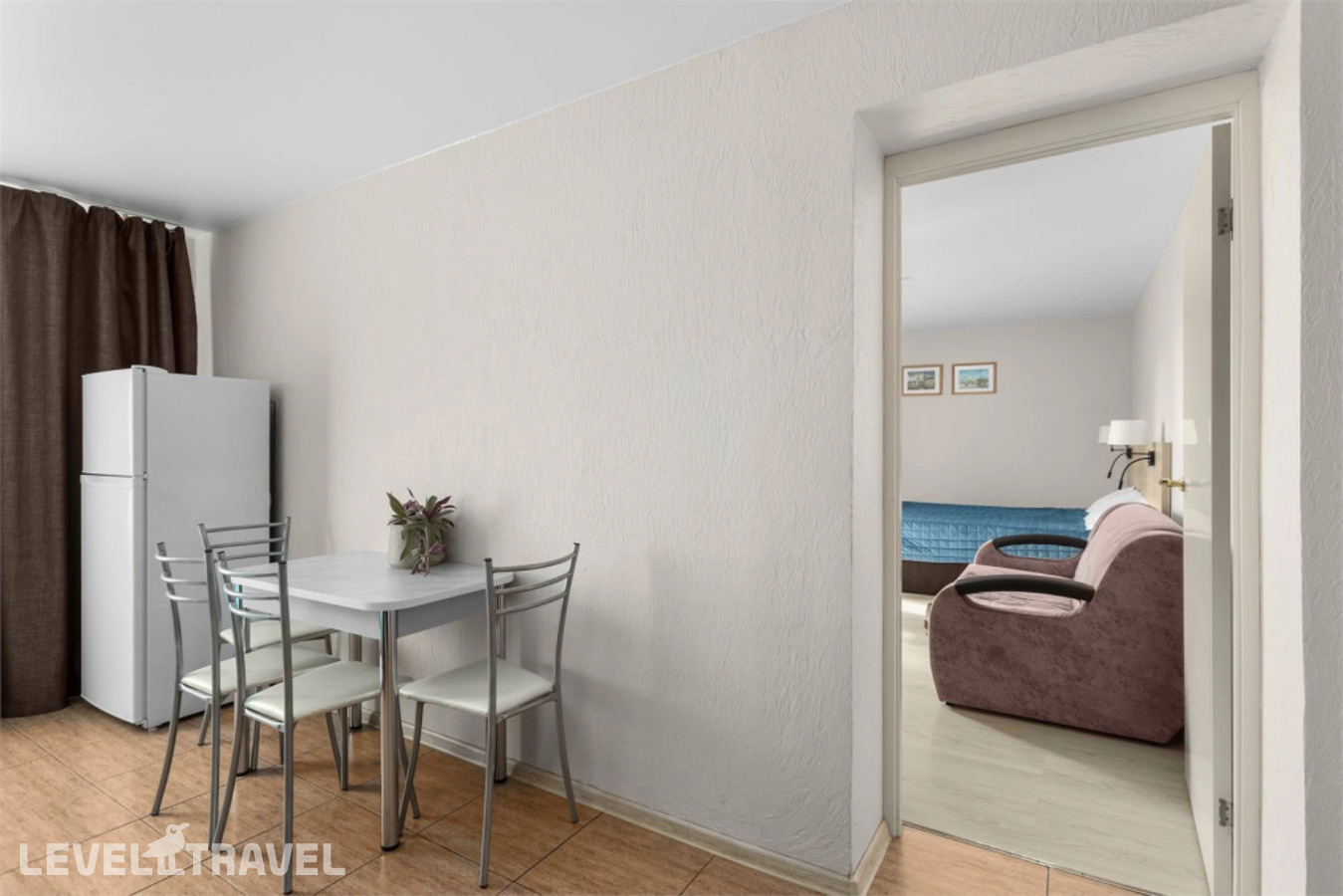 фотографии номера Двухместная студия Comfort Plus с видом на внутренний двор двуспальная кровать отеля Отель Академия в Россия(Калининский район) - фото №4