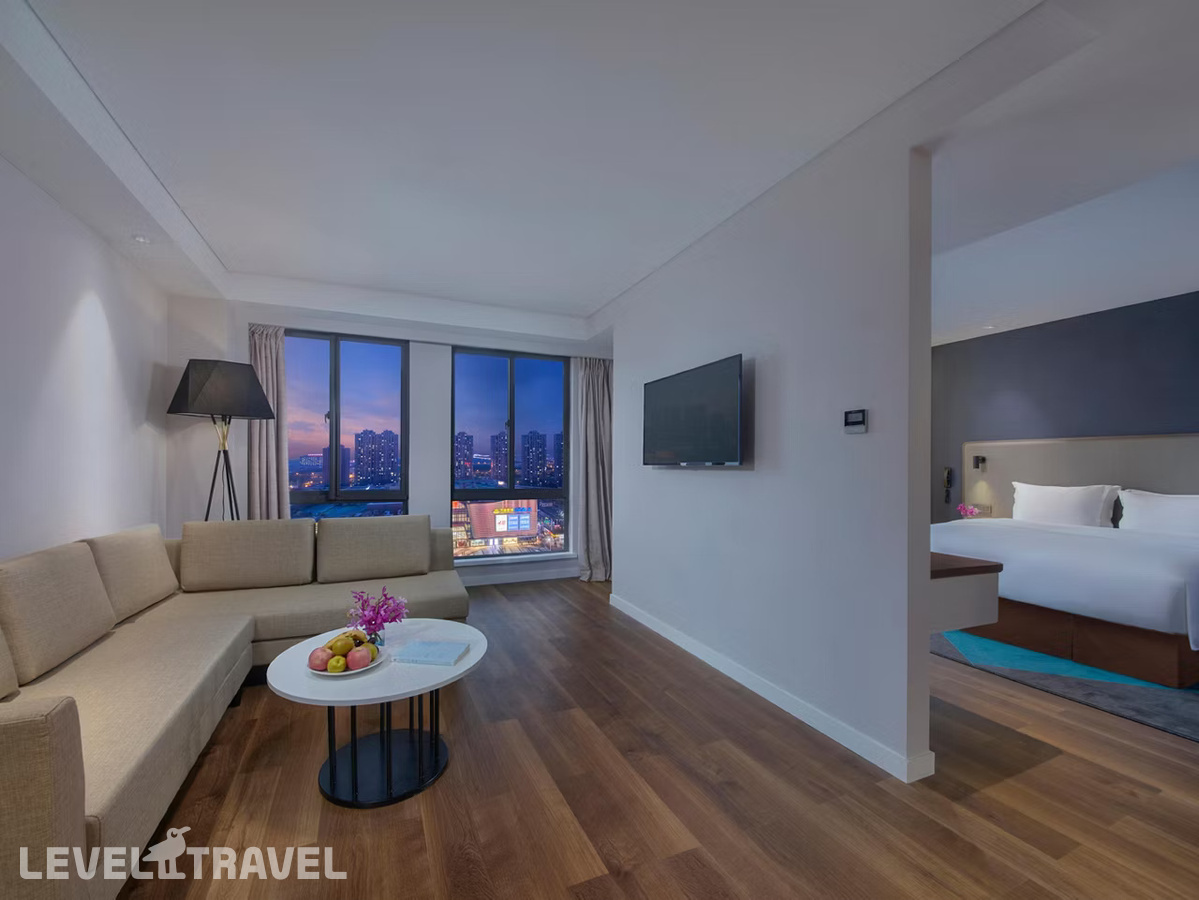 фотографии номера Улучшенный люкс отеля Holiday Inn Express Shanghai Jinshan, An Ihg Hotel в Китай(Шанхай) - фото №2