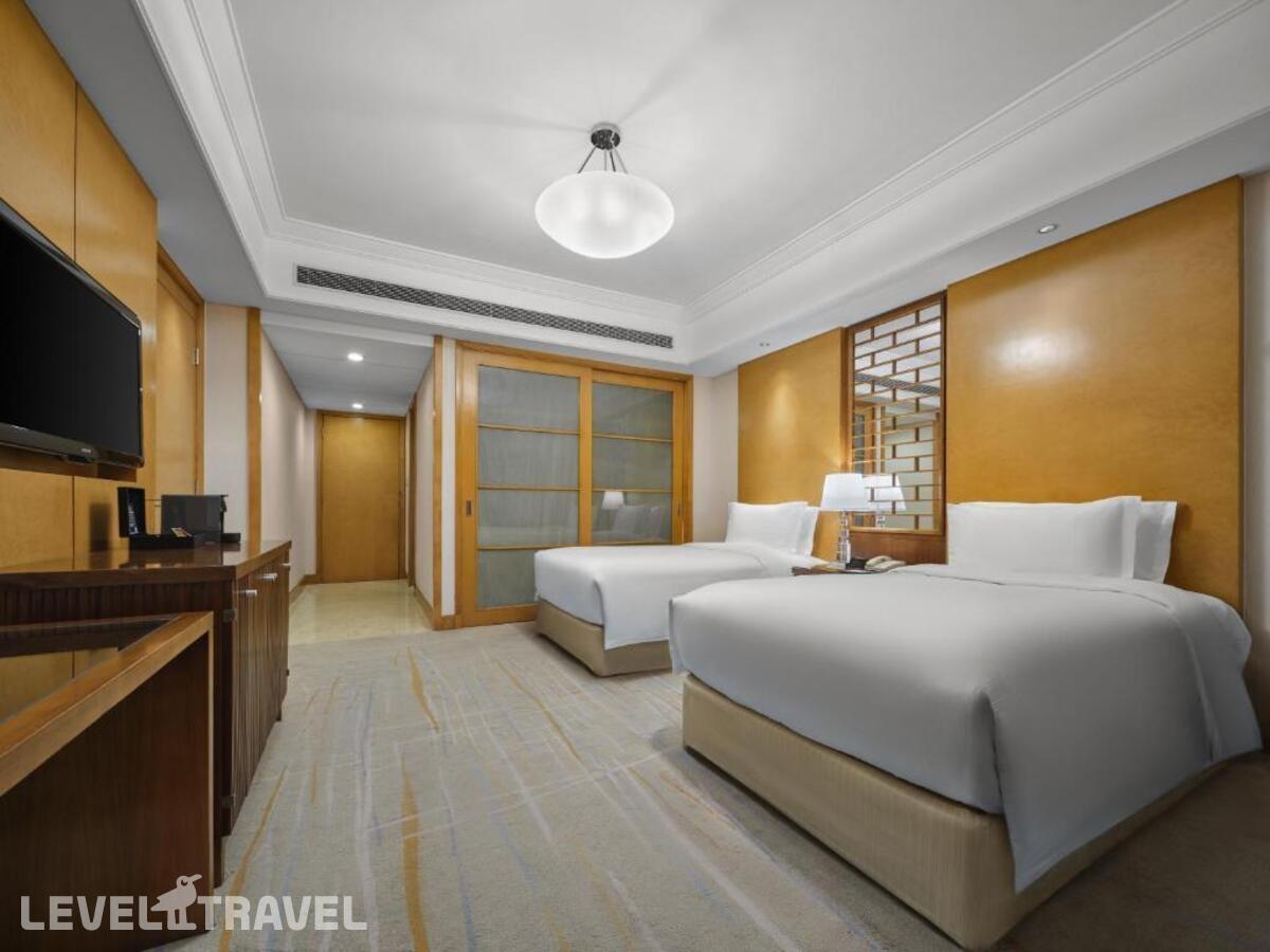 фотографии номера Представительский (две односпальные кровати) отеля Doubletree By Hilton Hotel Shanghai - Pudong в Китай(Шанхай) - фото №1