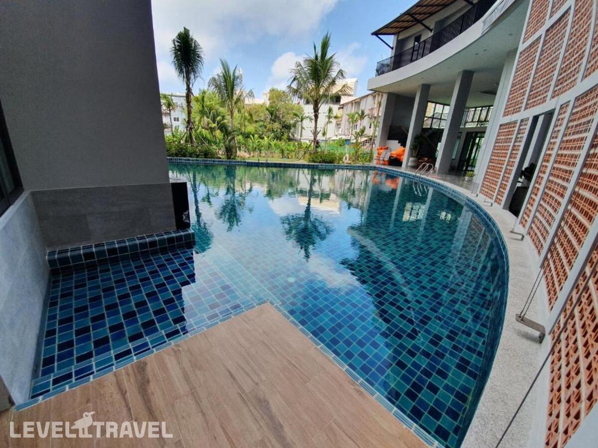фотографии номера Люкс с видом на бассейн отеля Atom Phuket Hotel в Таиланд(Най Янг Бич) - фото №1