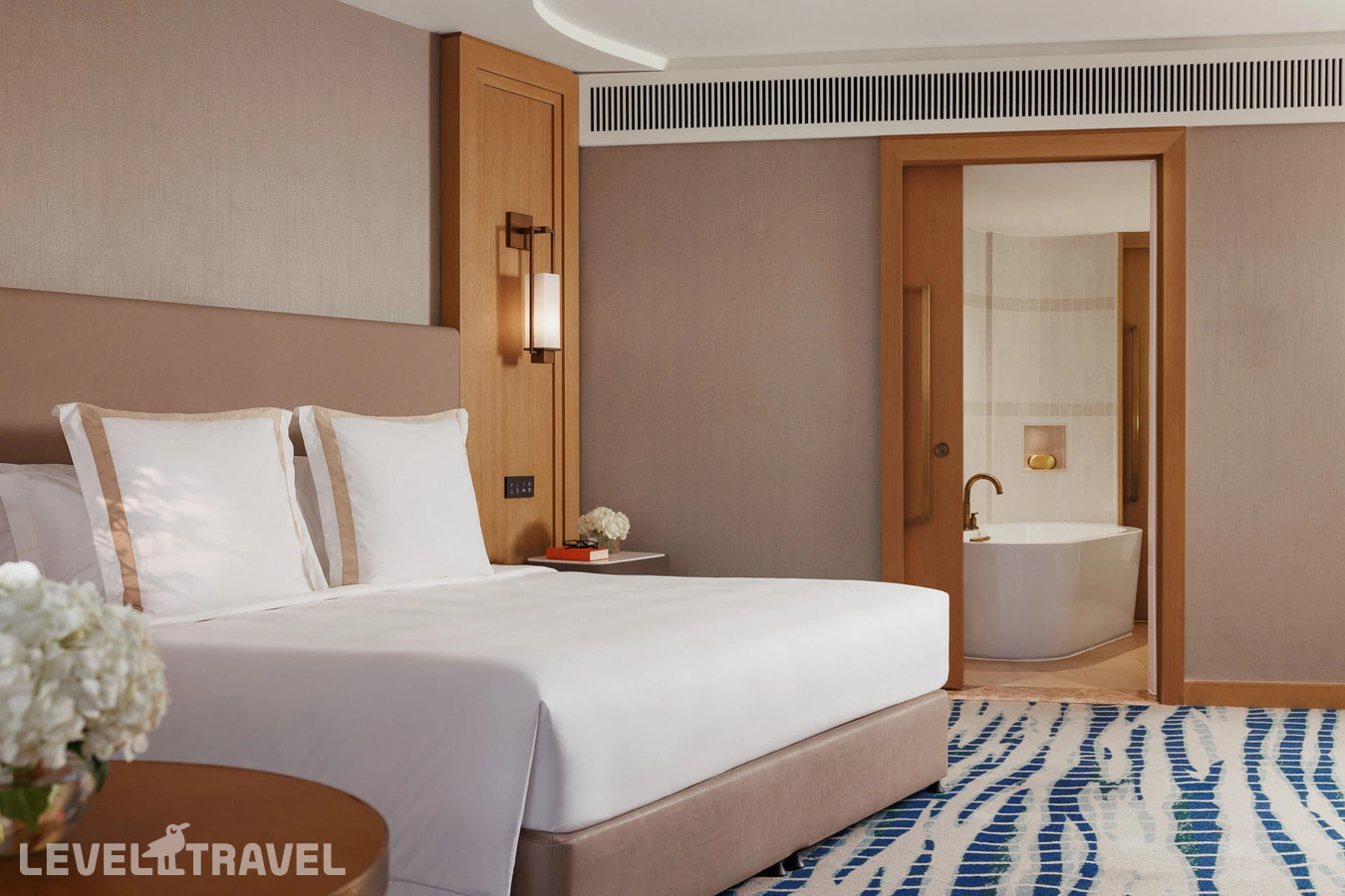 фотографии номера Клубный номер (2 спальни) с видом на море отеля Jumeirah Beach Hotel в ОАЭ(Дубай Джумейра) - фото №3
