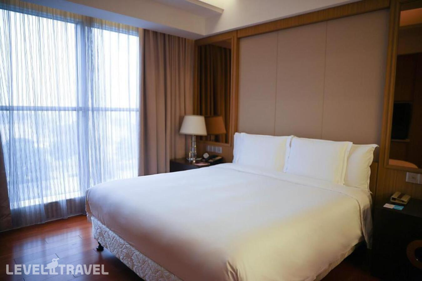 фотографии номера Люкс с видом на поле для гольфа (2 спальни) отеля Crowne Plaza Shanghai Anting, An Ihg Hotel в Китай(Шанхай) - фото №1
