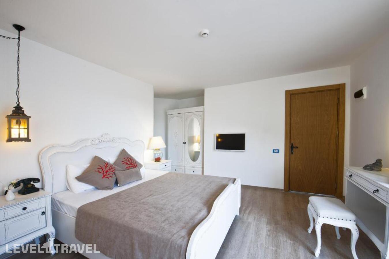 фотографии номера Люкс с видом на бассейн отеля Sade Alacati Hotel в Турция(Чешме) - фото №9