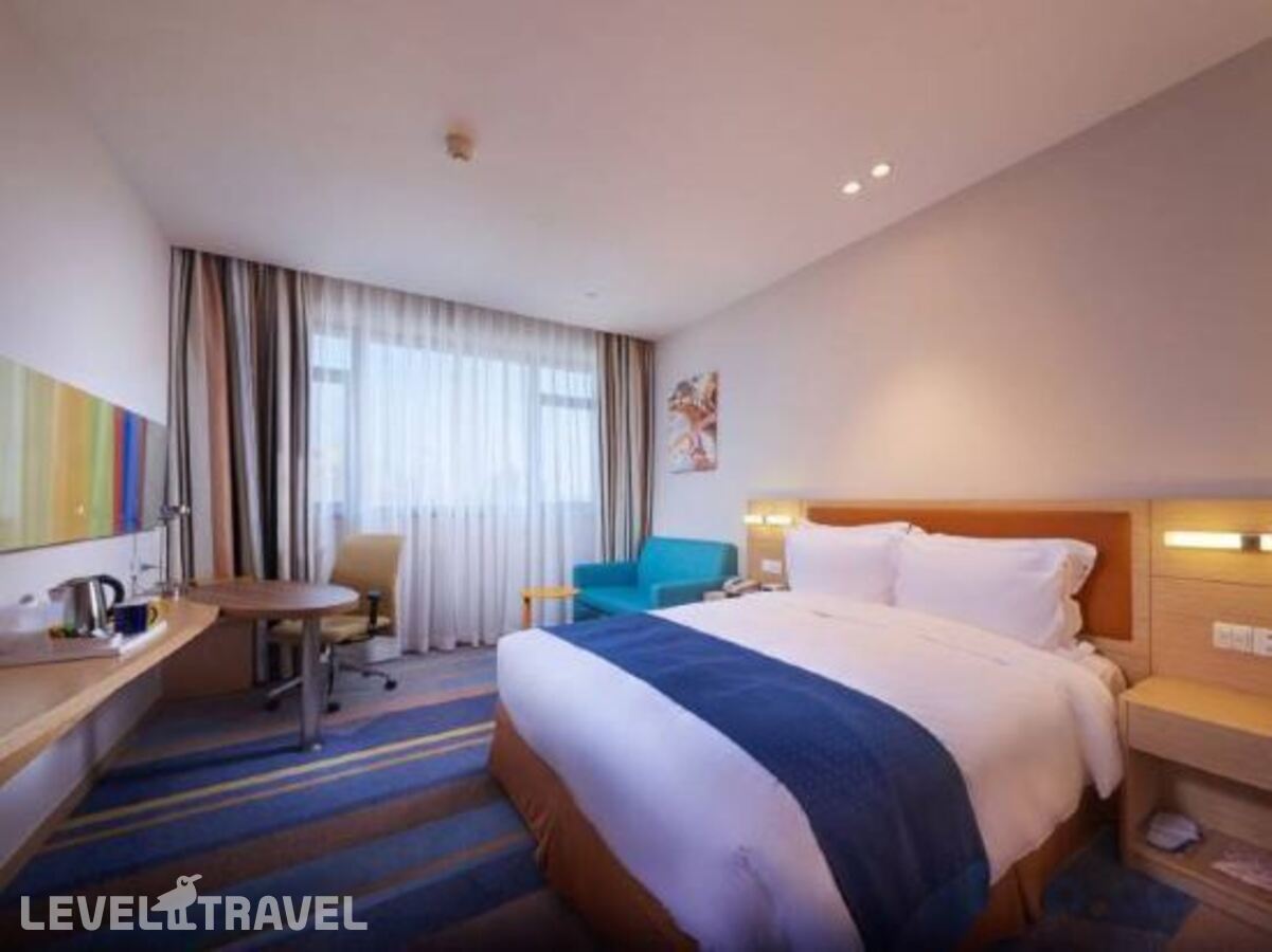 фотографии номера Улучшенный номер отеля Holiday Inn Express Shanghai Zhenping в Китай(Шанхай) - фото №2
