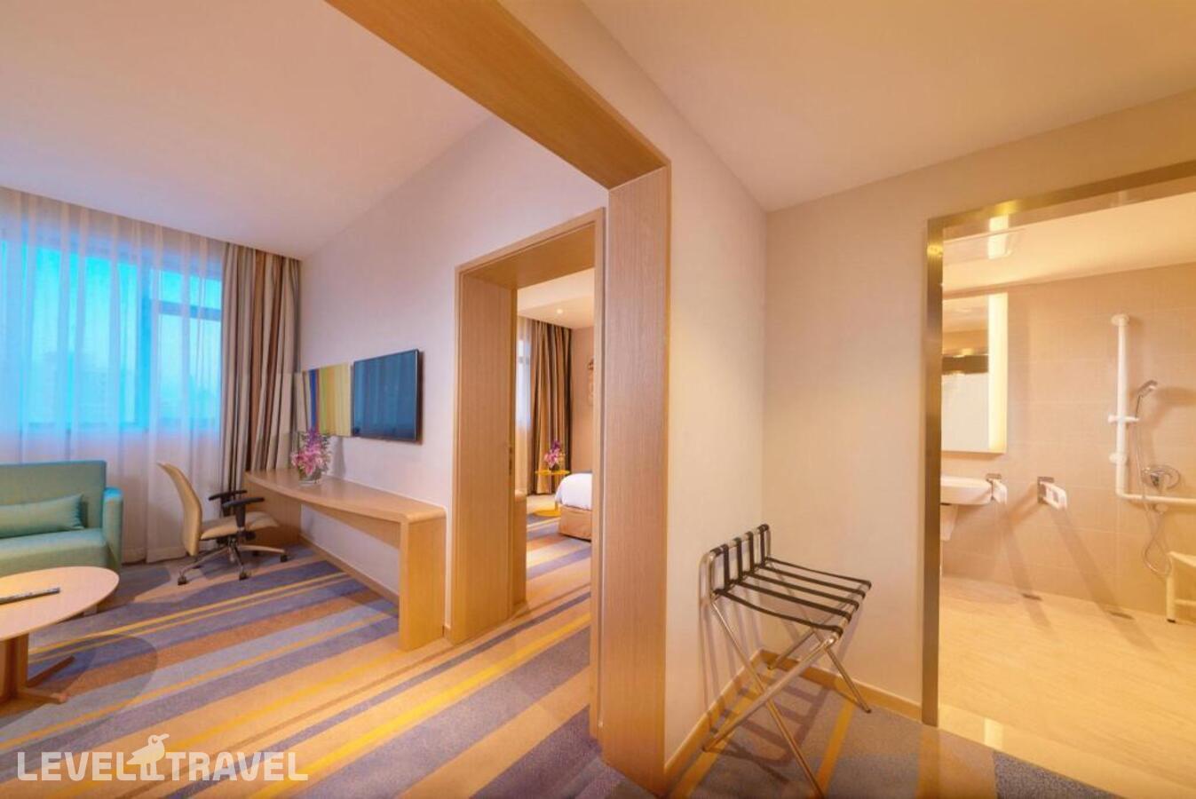 фотографии номера Люкс для людей с ограниченными возможностями отеля Holiday Inn Express Shanghai Zhenping в Китай(Шанхай) - фото №3