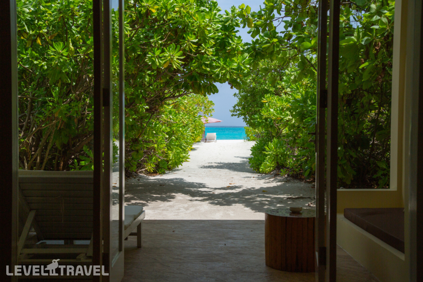 Двухместное бунгало Deluxe Beach двуспальная кровать — фото 3