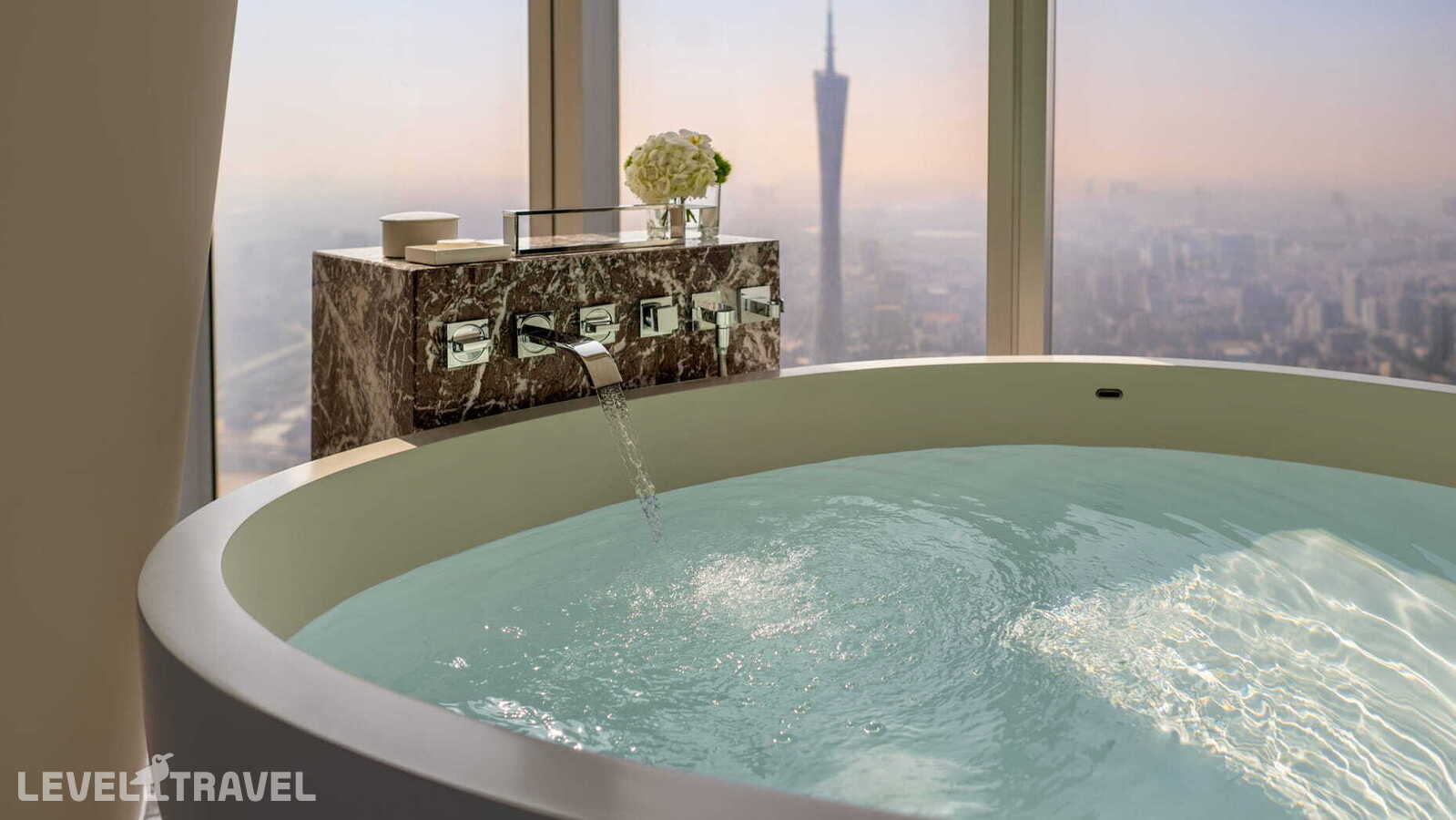 фотографии номера Стандартный с видом на башню (с ванной у окна) отеля Four Seasons Guangzhou в Китай(Гуанчжоу) - фото №5