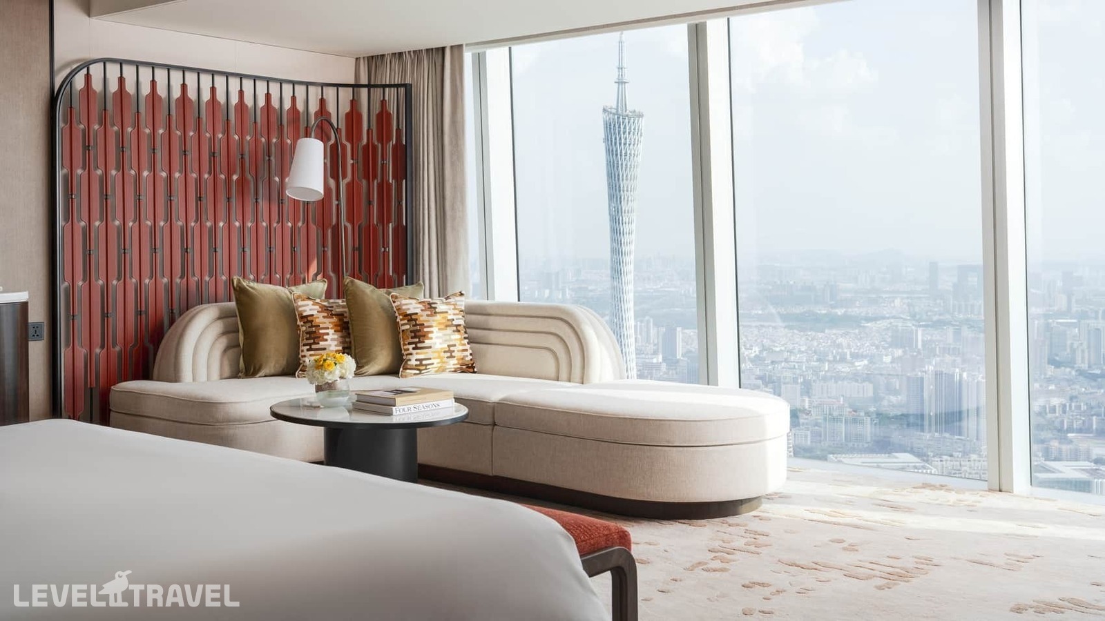 фотографии номера Стандартный с видом на башню (с ванной у окна) отеля Four Seasons Guangzhou в Китай(Гуанчжоу) - фото №1