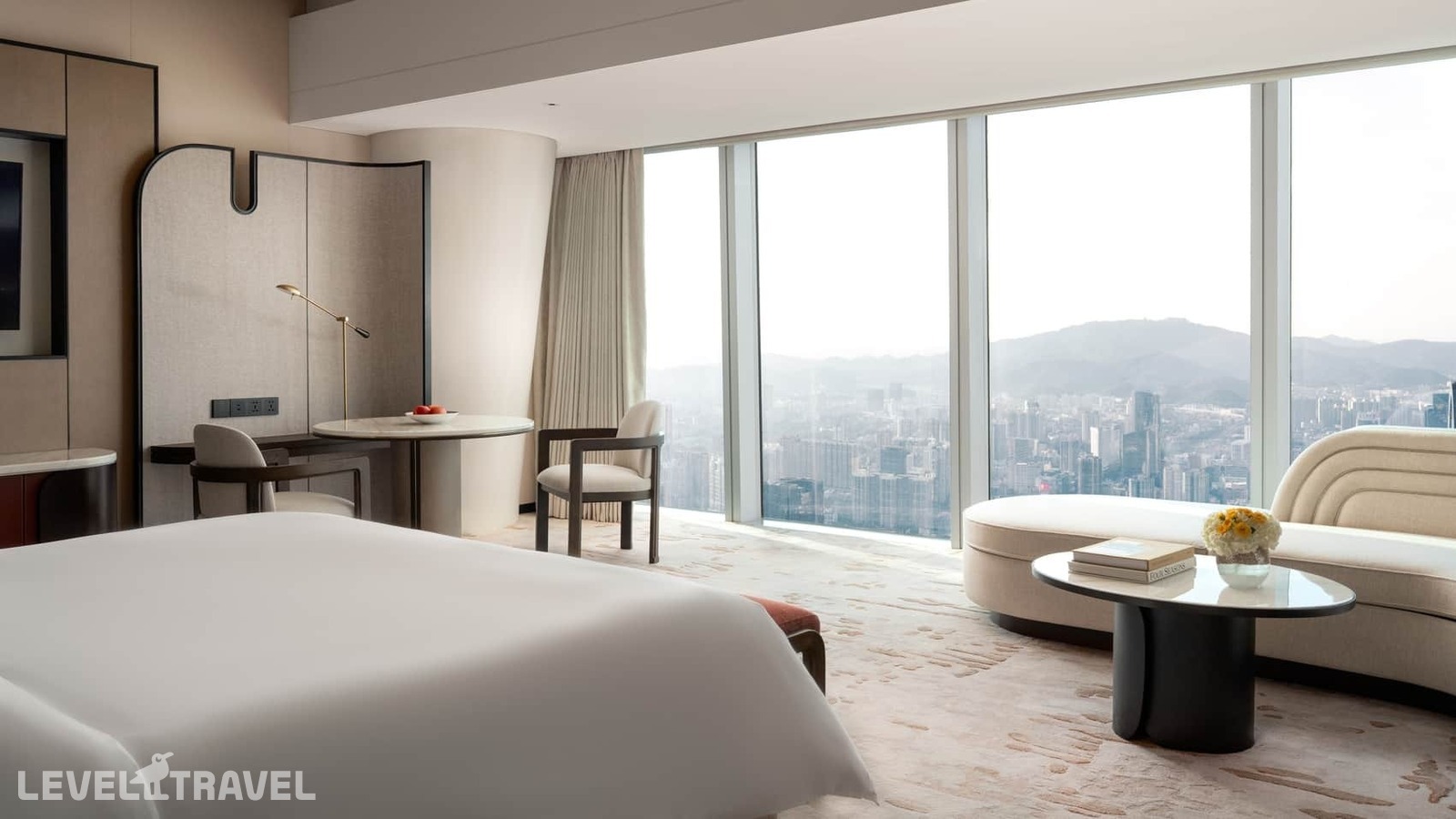 фотографии номера Стандартный с видом на город (с ванной у окна) отеля Four Seasons Guangzhou в Китай(Гуанчжоу) - фото №1