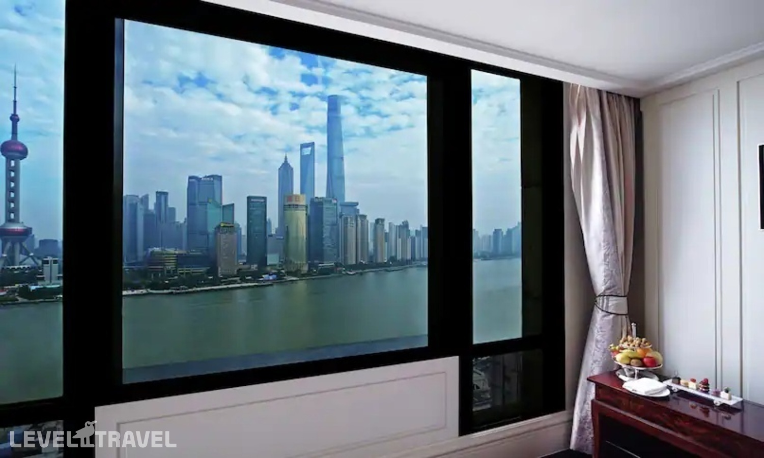 фотографии номера Люкс роскошный с панорамным видом на реку отеля Waldorf Astoria Shanghai On The Bund в Китай(Шанхай) - фото №2