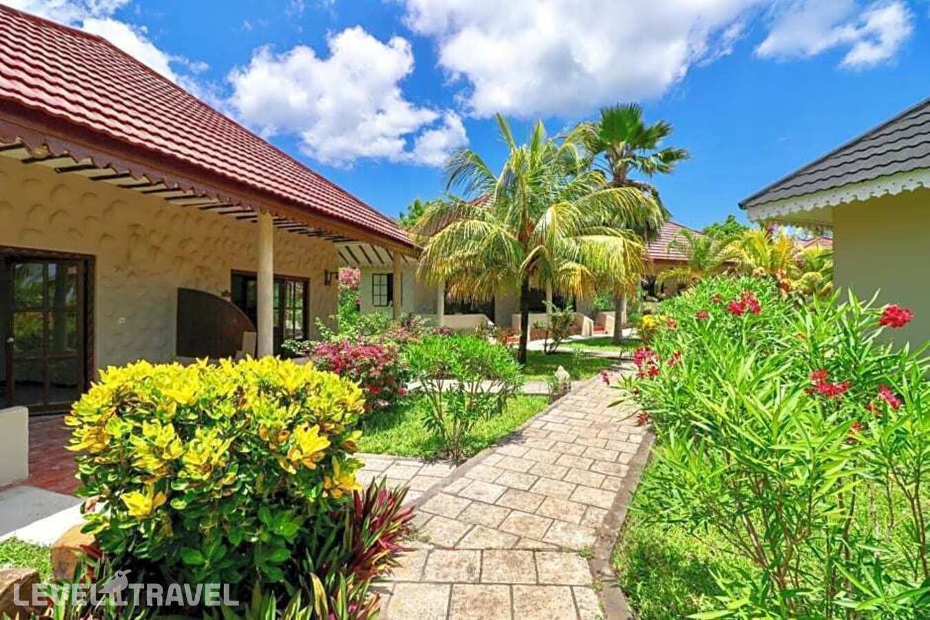 фотографии номера Семейный номер отеля Mandarin Resort Zanzibar в Танзания(Кизимкази Бич) - фото №2