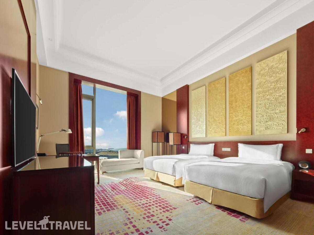 фотографии номера Делюкс (две односпальные кровати) отеля Hilton Beijing Capital Airport в Китай(Пекин) - фото №1