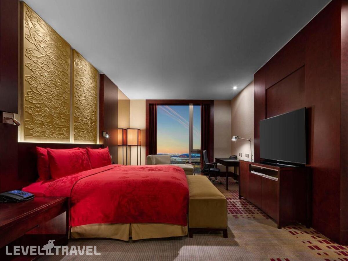 фотографии номера Люкс двухуровневый отеля Hilton Beijing Capital Airport в Китай(Пекин) - фото №1