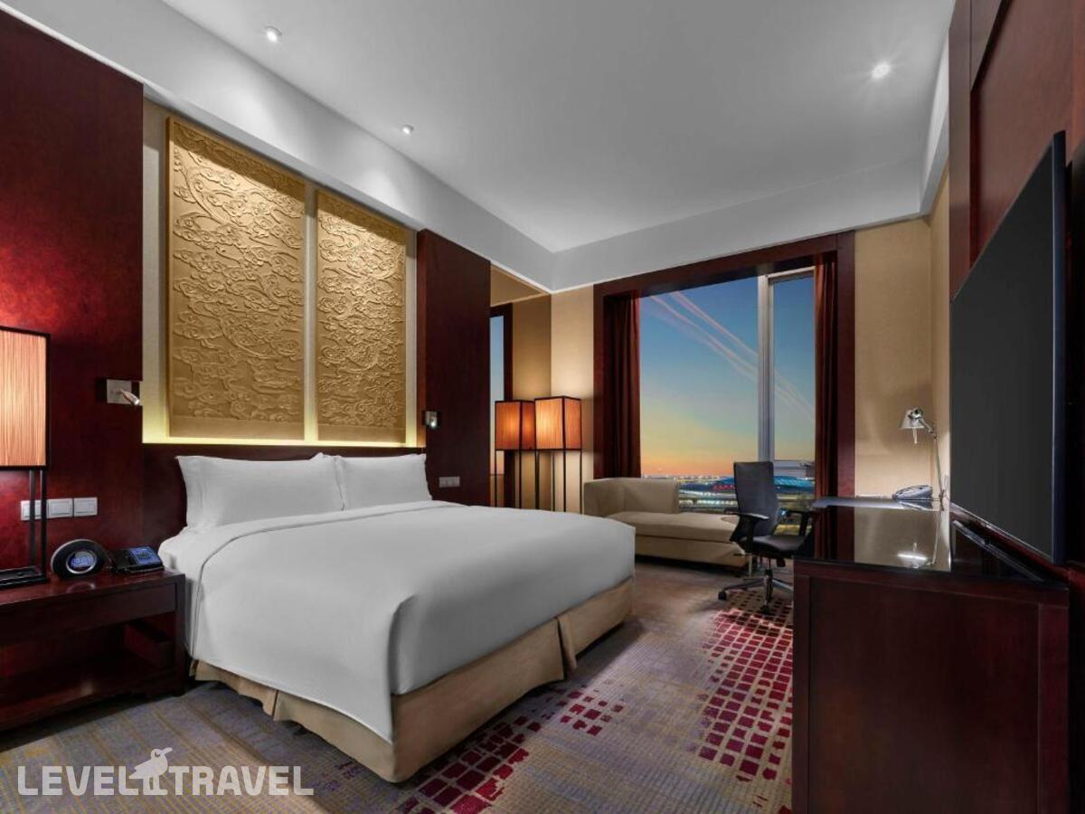 фотографии номера Люкс двухуровневый отеля Hilton Beijing Capital Airport в Китай(Пекин) - фото №2