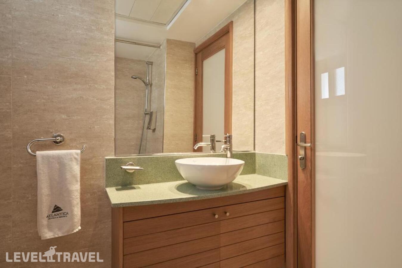 фотографии номера Семейный с видом на бассейн отеля Atlantica Oasis в Кипр(Потамос Гермасойя) - фото №4