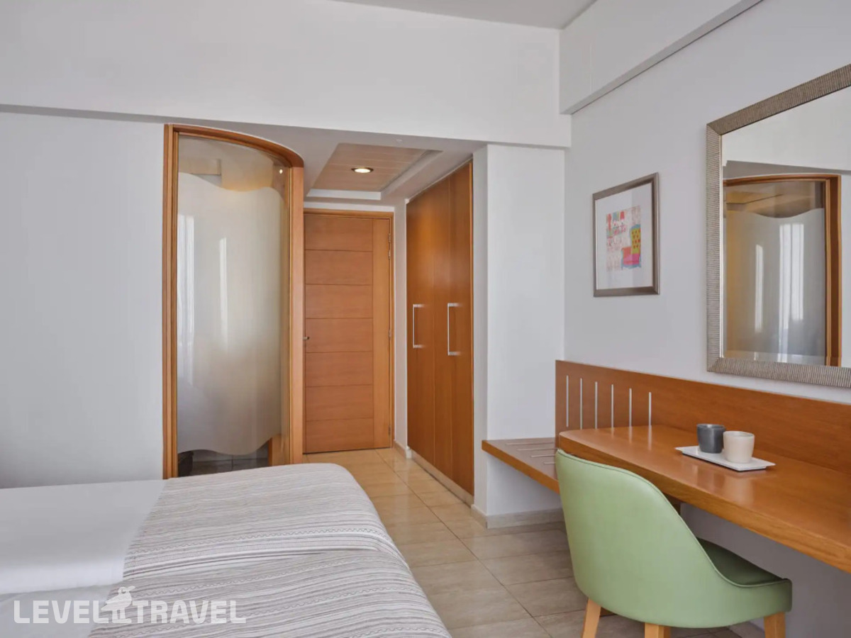 фотографии номера Стандартный с видом на бассейн отеля Atlantica Oasis в Кипр(Потамос Гермасойя) - фото №3